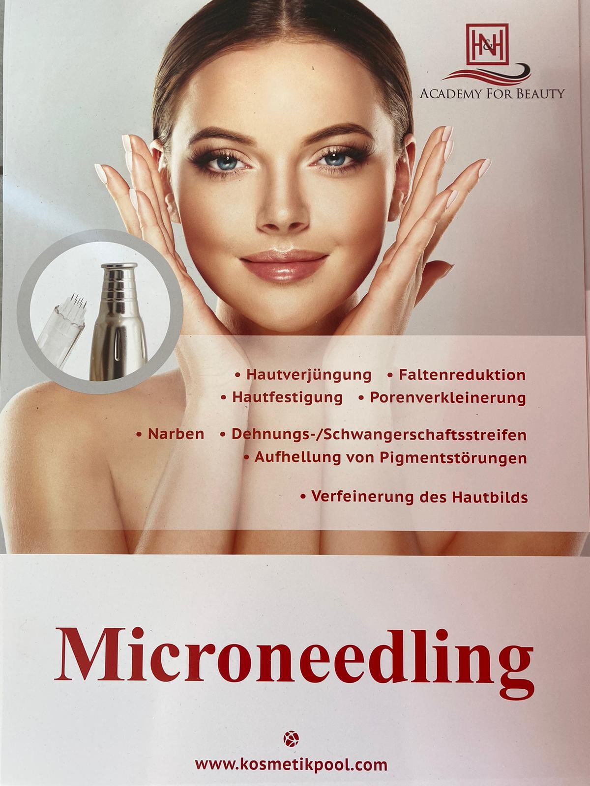 Plakat zur Microneedling-Behandlung
