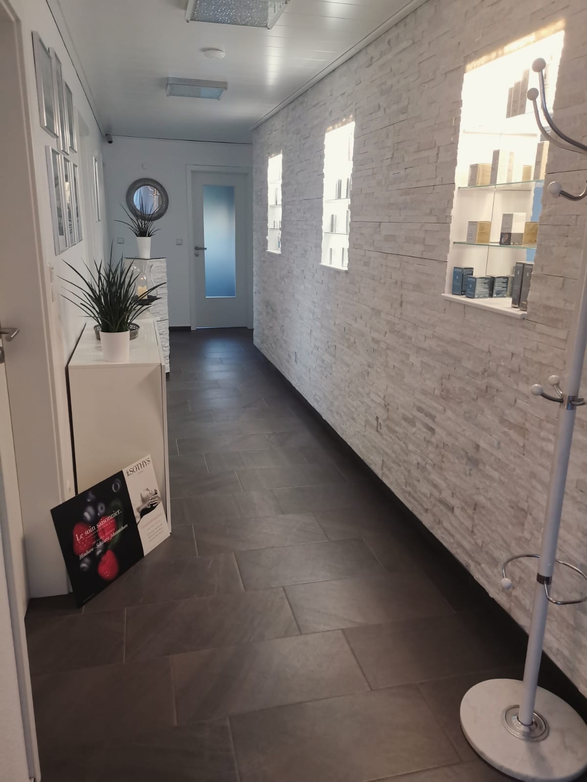 Beleuchteter Flur mit Produktnischen im Studio